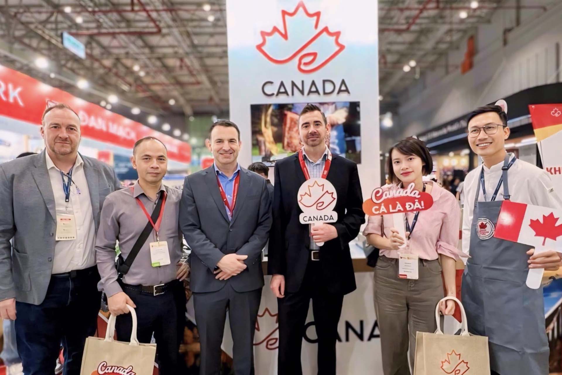 2d-one-dong-hanh-cung-dai-su-quan-canada-tai-food-hotel-vietnam-2024